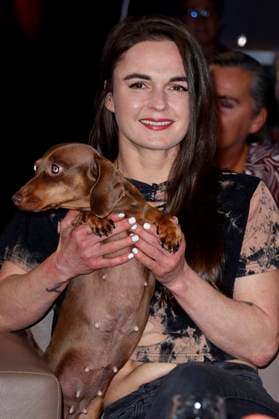 Fränze Lüttich mit Dackel Polly bei der Aufzeichnung der NDR Talk Show im NDR Fernsehstudio Lokstedt. Hamburg, 21.11.2025