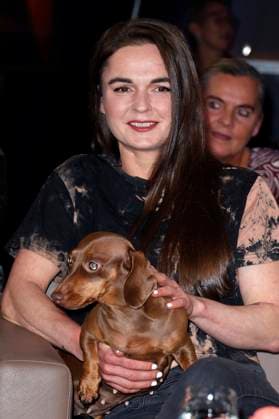 Fränze Lüttich mit Dackel Polly bei der Aufzeichnung der NDR Talk Show im NDR Fernsehstudio Lokstedt. Hamburg, 21.11.2025