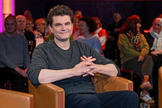 MDR - Riverboat. Comedian , Reporter und Autor Horst van der Horst anläßlich der Aufzeichnung der MDR - Talkshow Riverboat am 21.11.2025 in der Mediacity Leipzig. 20251121ADO0066