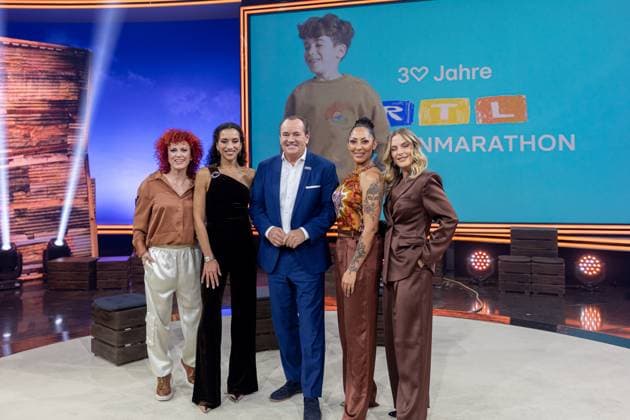 RTL Spendenmarathon in Köln, 21.11.2025. No Angels (Lucy Diakovska , Nadja Benaissa, Jessica Wahls und Sandy Mölling) und Wolfram Kons in der Mitte - Der 30. RTL-Spendenmarathon läuft derzeit in den EMG-Studios in Köln-Hürth. Zum Jubiläum wird erstmals 30 Stunden lang gesendet. Prominente Unterstützer nehmen live am Spendentelefon Spenden für Kinder in Not entgegen. Köln Hürth Nordrhein-Westfalen Deutschland Copyright: xBonn.digitalx