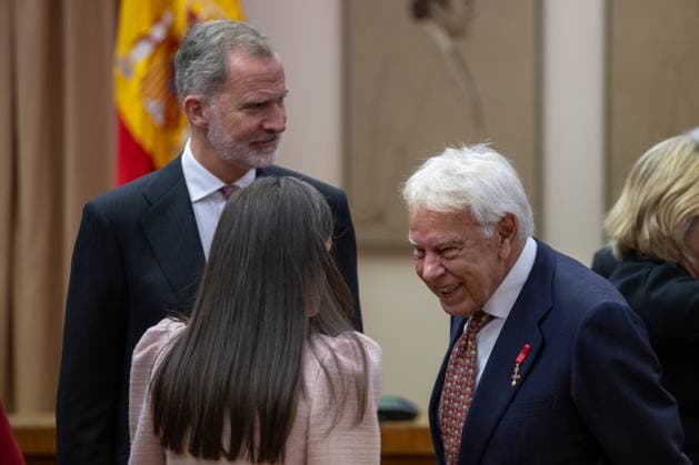 Event at the Congress: 50 Years of the Monarchy in Madrid, Spain - 21 Nov 2025 Former Spanish Prime Minister Felipe González (R) chats with King Felipe VI (L) and Queen Letizia (C) during the colloquium 50 years later: the Crown in the transition to democracy , to commemorate the 50th anniversary of the Monarchy, in the Congress of Deputies in Madrid. Madrid Spain Copyright: xDavidxCanalesx xSOPAxImagesx DCReyesCongreso251121-14