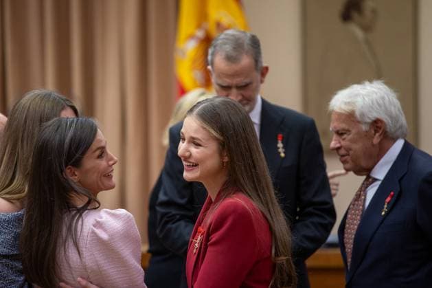 Event at the Congress: 50 Years of the Monarchy in Madrid, Spain - 21 Nov 2025 Former Spanish Prime Minister Felipe González (R) chats with King Felipe VI, Queen Letizia, and Princess Leonor during the colloquium 50 years later: the Crown in the transition to democracy , to commemorate the 50th anniversary of the Monarchy, in the Congress of Deputies in Madrid. Madrid Spain Copyright: xDavidxCanalesx xSOPAxImagesx DCReyesCongreso251121-16