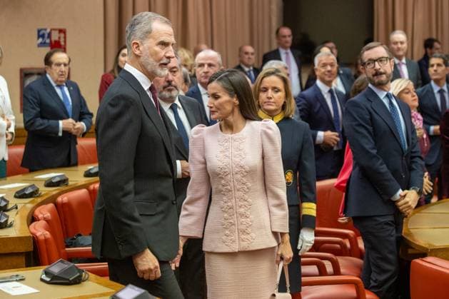 Event at the Congress: 50 Years of the Monarchy in Madrid, Spain - 21 Nov 2025 The King and Queen of Spain, Felipe VI (L) and Queen Letizia (R), seen during the colloquium 50 years later: the Crown in the transition to democracy , to commemorate the 50th anniversary of the Monarchy, in the Congress of Deputies in Madrid. Madrid Spain Copyright: xDavidxCanalesx xSOPAxImagesx DCReyesCongreso251121-35