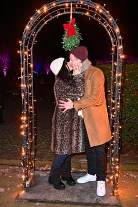 Nadja Jo Klapper und Johannes Heinrichs bei der Eröffnung von Weihnachten im Tierpark 2025 am Schloss Friedrichsfelde im Tierpark Berlin. Berlin, 21.11.2025