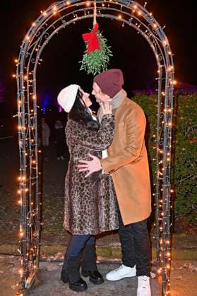 Nadja Jo Klapper und Johannes Heinrichs bei der Eröffnung von Weihnachten im Tierpark 2025 am Schloss Friedrichsfelde im Tierpark Berlin. Berlin, 21.11.2025