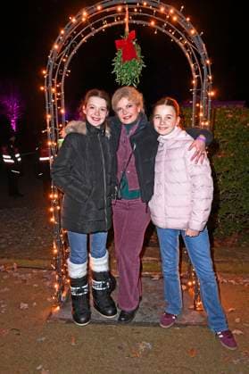 Eva Imhof mit ihren Töchtern Lilly und Luisa bei der Eröffnung von Weihnachten im Tierpark 2025 am Schloss Friedrichsfelde im Tierpark Berlin. Berlin, 21.11.2025