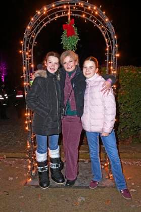 Eva Imhof mit ihren Töchtern Lilly und Luisa bei der Eröffnung von Weihnachten im Tierpark 2025 am Schloss Friedrichsfelde im Tierpark Berlin. Berlin, 21.11.2025