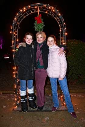 Eva Imhof mit ihren Töchtern Lilly und Luisa bei der Eröffnung von Weihnachten im Tierpark 2025 am Schloss Friedrichsfelde im Tierpark Berlin. Berlin, 21.11.2025