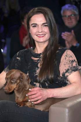 Fränze Lüttich mit Dackel Polly bei der Aufzeichnung der NDR Talk Show im NDR Fernsehstudio Lokstedt. Hamburg, 21.11.2025