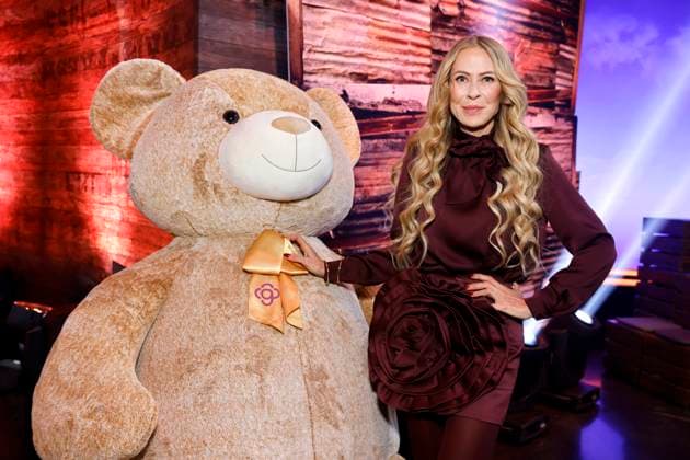 Schauspielerin Jenny Elvers mit einem Teddy beim 30. RTL-Spendenmarathon 2025im Studio 8 der EMG Studios. Hürth, 21.11.2025 NRW Deutschland Copyright: xChristophxHardtx