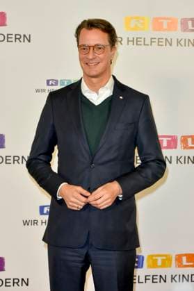ABB Hendrik Josef Wüst Wuest CDU Politiker mit Wolfram Kons Moderator Ministerpraesident des Landes NRW Nordrhein Westfalen zu Gast auf dem Roten Teppich im RTL Studio beim Charity zum 30.Geburtstag des RTL Spendenmarathon - wir helfen Kindern bei RTL Deutschland am 21.11.2025 2.Spendentag in Koeln Deutz NRW Deutschland