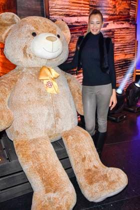 ABB Alessandra Alex Meyer Wölden Woelden mit Riesen Teddy Baeren Moderatorin zu Gast am Spendentelefon im RTL Studio beim Charity zum 30.Geburtstag des RTL Spendenmarathon - wir helfen Kindern bei RTL Deutschland am 21.11.2025 2.Spendentag in Koeln Deutz NRW Deutschland