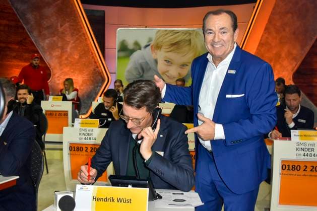 ABB Hendrik Josef Wüst Wuest CDU Politiker mit Wolfram Kons Moderator Ministerpraesident des Landes NRW Nordrhein Westfalen zu Gast am Spendentelefon im RTL Studio beim Charity zum 30.Geburtstag des RTL Spendenmarathon - wir helfen Kindern bei RTL Deutschland am 21.11.2025 2.Spendentag in Koeln Deutz NRW Deutschland
