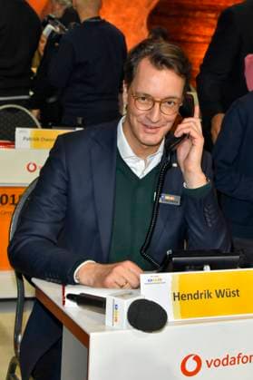ABB Hendrik Josef Wüst Wuest CDU Politiker Ministerpräsident des Landes NRW Nordrhein Westfalen zu Gast am Spendentelefon im RTL Studio beim Charity zum 30.Geburtstag des RTL Spendenmarathon - wir helfen Kindern bei RTL Deutschland am 21.11.2025 2.Spendentag in Koeln Deutz NRW Deutschland