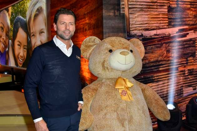 ABB Roman Weidenfeller mit riesen Teddy ex BVB Fussball Torwart zu Gast am Spendentelefon im RTL Studio beim Charity zum 30.Geburtstag des RTL Spendenmarathon - wir helfen Kindern bei RTL Deutschland am 21.11.2025 2.Spendentag in Koeln Deutz NRW Deutschland