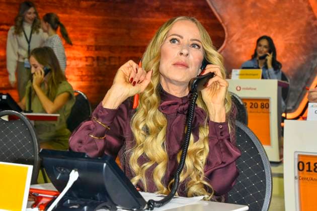 ABB Jenny Elvers Schauspielerin zu Gast am Spendentelefon im RTL Studio beim Charity zum 30.Geburtstag des RTL Spendenmarathon - wir helfen Kindern bei RTL Deutschland am 21.11.2025 2.Spendentag in Koeln Deutz NRW Deutschland