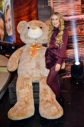 ABB Jenny Elvers mit riesen Teddy zu Gast im RTL Studio beim Charity zum 30.Geburtstag des RTL Spendenmarathon - wir helfen Kindern bei RTL Deutschland am 21.11.2025 2.Spendentag in Koeln Deutz NRW Deutschland