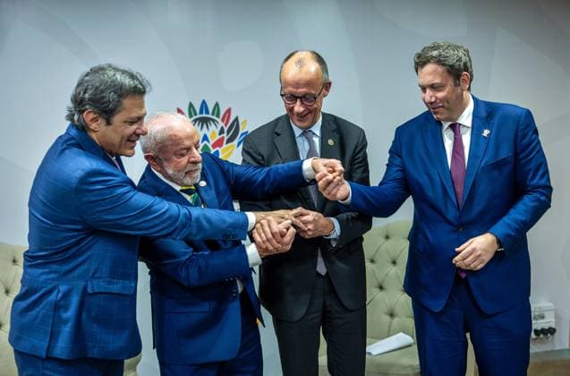 Johannesburg, Südafrika, 22.11.2025: Expo-Centre: G20-Gipfel: L-R: Finanzminister von Brasilien Fernando Haddad, Präsident Lula da Silva, der deutsche Bundeskanzler Friedrich Merz (CDU) und Bundesminister der Finanzen Lars Klingbeil (SPD) (Foto: Michael Kappeler, Pool)