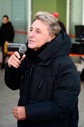 Hans-Jürgen Beyer bei einem Live-Auftritt beim Glühweinfest in der Kö-Passage. Görlitz, 22.11.2025
