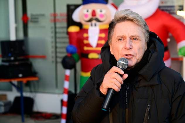 Hans-Jürgen Beyer bei einem Live-Auftritt beim Glühweinfest in der Kö-Passage. Görlitz, 22.11.2025