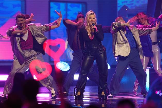 Die Giovanni Zarrella Show - Wir sagen Dankeschön Beatrice Egli (Schweizer Schlagersängerin). Die Giovanni Zarrella Show. ZDF-Live Sendung vom 22.11.2025 in der Baden-Arena Offenburg unter dem Motto Wir sagen Dankeschön. Offenburg, Baden-Württemberg, Deutschland.