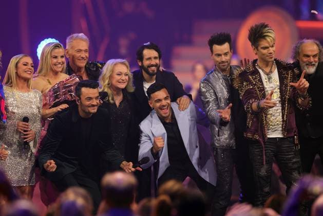 Die Giovanni Zarrella Show - Wir sagen Dankeschön Giovanni Zarrella und seine Gäste (Marina Marx, Beatrice Egli, Olaf Berger, Nicole, Josh Groban, Stefano Zarrella, Andreas und Chris Ehrlich) posen für ein Gruppenfoto. Die Giovanni Zarrella Show. ZDF-Live Sendung vom 22.11.2025 in der Baden-Arena Offenburg unter dem Motto Wir sagen Dankeschön. Offenburg, Baden-Württemberg, Deutschland.
