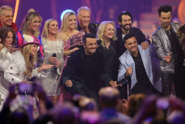 Die Giovanni Zarrella Show - Wir sagen Dankeschön Giovanni Zarrella und seine Gäste (Markus, Sonia Liebing, Marina Marx, Beatrice Egli, Olaf Berger, Nicole, Josh Groban, Stefano Zarrella, Andreas Ehrlich) posen für ein Gruppenfoto. Die Giovanni Zarrella Show. ZDF-Live Sendung vom 22.11.2025 in der Baden-Arena Offenburg unter dem Motto Wir sagen Dankeschön. Offenburg, Baden-Württemberg, Deutschland.