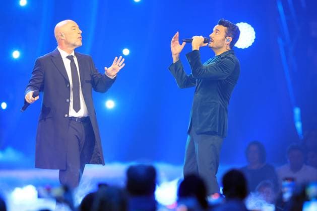 Die Giovanni Zarrella Show - Wir sagen Dankeschön Giovanni Zarrella und der Graf (Sänger der deutschen Musikgruppe Unheilig) singen ein Duett. Die Giovanni Zarrella Show. ZDF-Live Sendung vom 22.11.2025 in der Baden-Arena Offenburg unter dem Motto Wir sagen Dankeschön. Offenburg, Baden-Württemberg, Deutschland.