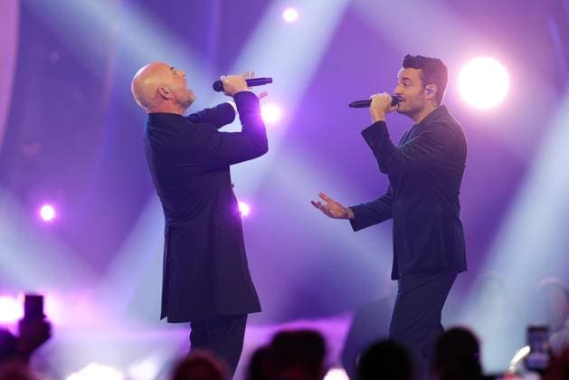 Die Giovanni Zarrella Show - Wir sagen Dankeschön Giovanni Zarrella und der Graf (Sänger der deutschen Musikgruppe Unheilig) singen ein Duett. Die Giovanni Zarrella Show. ZDF-Live Sendung vom 22.11.2025 in der Baden-Arena Offenburg unter dem Motto Wir sagen Dankeschön. Offenburg, Baden-Württemberg, Deutschland.