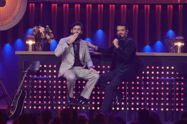 Die Giovanni Zarrella Show - Wir sagen Dankeschön Giovanni Zarrella mit Alvaro Soler. Die Giovanni Zarrella Show. ZDF-Live Sendung vom 22.11.2025 in der Baden-Arena Offenburg unter dem Motto Wir sagen Dankeschön. Offenburg, Baden-Württemberg, Deutschland.
