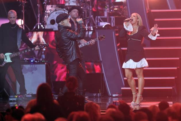 Die Giovanni Zarrella Show - Wir sagen Dankeschön Nino de Angelo im Duett mit Marina Marx. Die Giovanni Zarrella Show. ZDF-Live Sendung vom 22.11.2025 in der Baden-Arena Offenburg unter dem Motto Wir sagen Dankeschön. Offenburg, Baden-Württemberg, Deutschland.