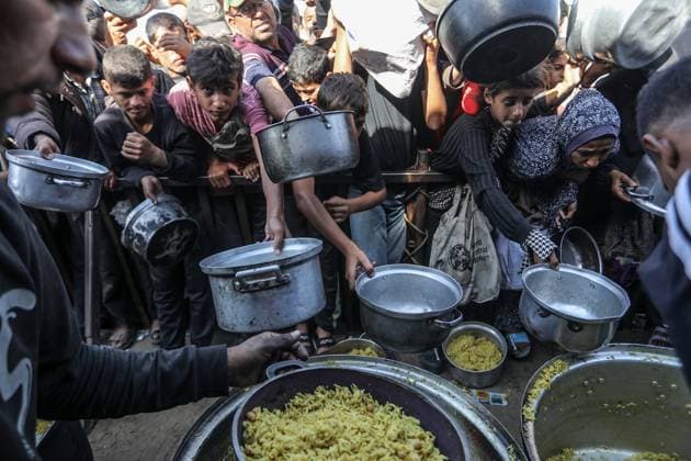 Hot meals distributed to Palestinians in Khan Yunis KHAN YUNIS, GAZA - NOVEMBER 23: Palestinians wait in queue to receive hot meals distributed by a charity organization at the Mawasi area as the Israeli attacks continue in Khan Yunis, Gaza on November 23, 2025. Abed Rahim Khatib Anadolu Khan Yunis Gaza. Editorial use only. Please get in touch for any other usage.  Copyright: x2025xAnadoluxAbedxRahimxKhatibx