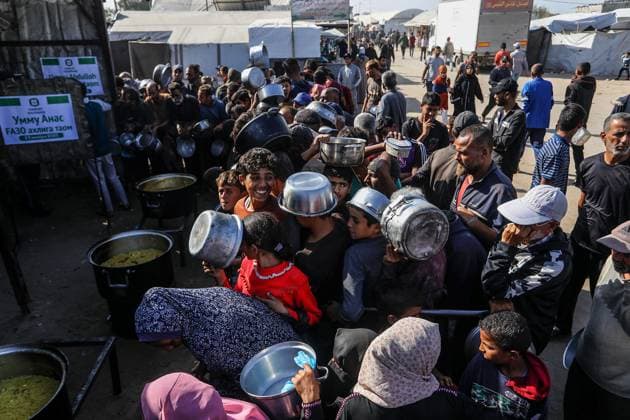 Hot meals distributed to Palestinians in Khan Yunis KHAN YUNIS, GAZA - NOVEMBER 23: Palestinians wait in queue to receive hot meals distributed by a charity organization at the Mawasi area as the Israeli attacks continue in Khan Yunis, Gaza on November 23, 2025. Abed Rahim Khatib Anadolu Khan Yunis Gaza. Editorial use only. Please get in touch for any other usage.  Copyright: x2025xAnadoluxAbedxRahimxKhatibx
