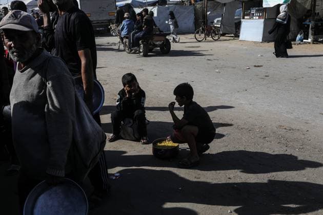 Hot meals distributed to Palestinians in Khan Yunis KHAN YUNIS, GAZA - NOVEMBER 23: Palestinians wait in queue to receive hot meals distributed by a charity organization at the Mawasi area as the Israeli attacks continue in Khan Yunis, Gaza on November 23, 2025. Abed Rahim Khatib Anadolu Khan Yunis Gaza. Editorial use only. Please get in touch for any other usage.  Copyright: x2025xAnadoluxAbedxRahimxKhatibx