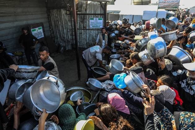 Hot meals distributed to Palestinians in Khan Yunis KHAN YUNIS, GAZA - NOVEMBER 23: Palestinians wait in queue to receive hot meals distributed by a charity organization at the Mawasi area as the Israeli attacks continue in Khan Yunis, Gaza on November 23, 2025. Abed Rahim Khatib Anadolu Khan Yunis Gaza. Editorial use only. Please get in touch for any other usage.  Copyright: x2025xAnadoluxAbedxRahimxKhatibx