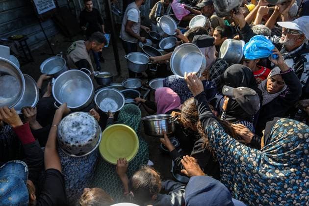 Hot meals distributed to Palestinians in Khan Yunis KHAN YUNIS, GAZA - NOVEMBER 23: Palestinians wait in queue to receive hot meals distributed by a charity organization at the Mawasi area as the Israeli attacks continue in Khan Yunis, Gaza on November 23, 2025. Abed Rahim Khatib Anadolu Khan Yunis Gaza. Editorial use only. Please get in touch for any other usage.  Copyright: x2025xAnadoluxAbedxRahimxKhatibx