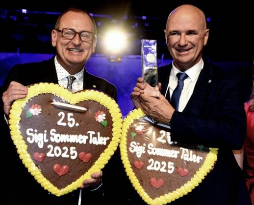 Volker Heissmann Kabarettist Laudator Wolfgang Krebs Kabarettist Sigi Sommer Taler Preistraeger 2025 Muenchen 23.11.2025 Wirtshaus am Schlachthof -Narrhalla -Sigi Sommer Taler Kunst-Kabarettpreis Verleihung 2025 Foto Bernd Lindenthaler Muenchen
