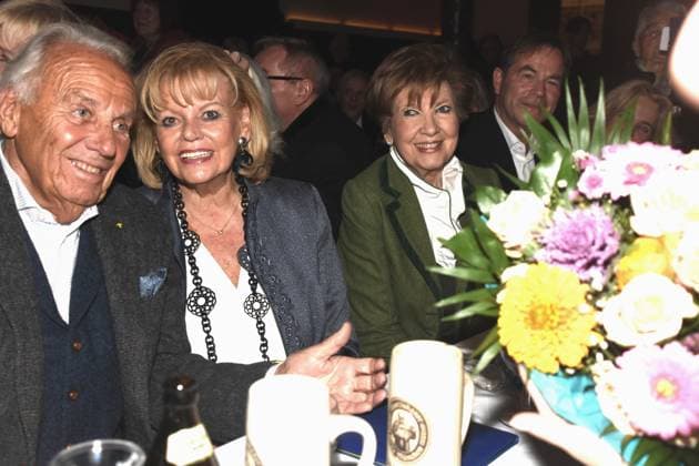 Guenther Margot Steinberg Gastronomen Caroln Reiber Moderatorin a. D Muenchen 23.11.2025 Wirtshaus am Schlachthof -Narrhalla -Sigi Sommer Taler Kunst-Kabarettpreis Verleihung 2025 Foto Bernd Lindenthaler Muenchen