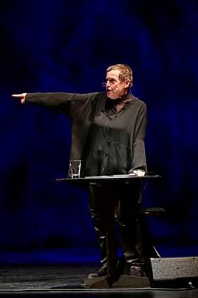 Katharina Thalbach und The Beauty of Gemina Acoustic bei der musikalische Bühnenlesung Schatten über dem Nichts im Gerhart-Hauptmann-Theater. Görlitz, 23.11.2025