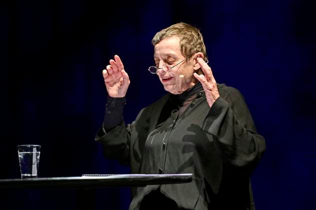 Katharina Thalbach und The Beauty of Gemina Acoustic bei der musikalische Bühnenlesung Schatten über dem Nichts im Gerhart-Hauptmann-Theater. Görlitz, 23.11.2025