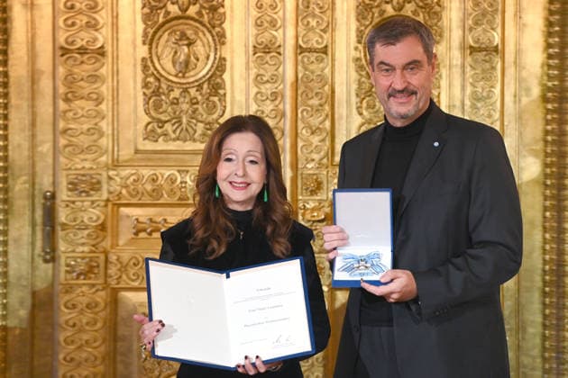 Vicky LEANDROS (Saengerin) erhaelt von Markus SOEDER (Ministerpraesident Bayern und CSU Vorsitzender) den Bayerischen Verdienstorden. Verleihung Bayerischer Verdienstorden im Prinz Carl Palais in Muenchen am 24.11.2025.