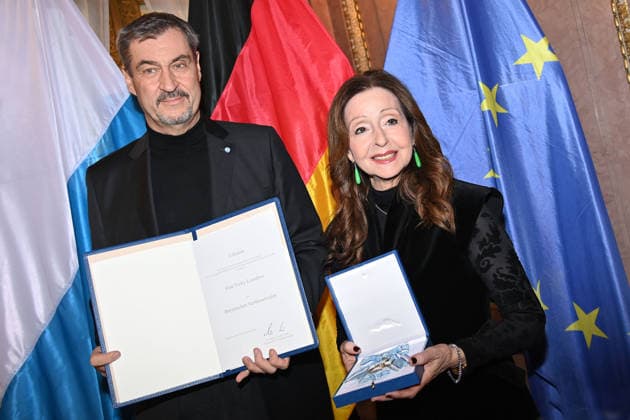 Vicky LEANDROS (Saengerin) erhaelt von Markus SOEDER (Ministerpraesident Bayern und CSU Vorsitzender) den Bayerischen Verdienstorden. Verleihung Bayerischer Verdienstorden im Prinz Carl Palais in Muenchen am 24.11.2025.