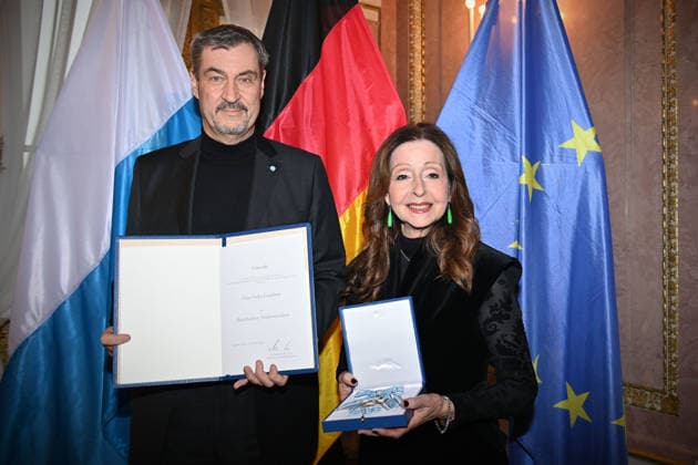 Vicky LEANDROS (Saengerin) erhaelt von Markus SOEDER (Ministerpraesident Bayern und CSU Vorsitzender) den Bayerischen Verdienstorden. Verleihung Bayerischer Verdienstorden im Prinz Carl Palais in Muenchen am 24.11.2025.