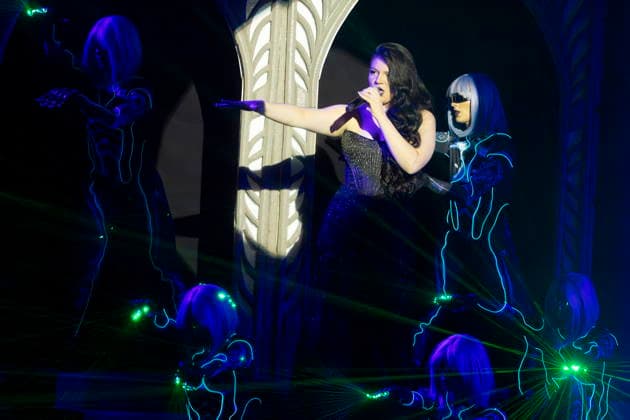 Satin Sarrasani (20) - die Tochter von Andre Sarrasani, singt in der neuen Dinner-Show Atlantis On Fire im Chapiteau am Elbepark in Dresden.