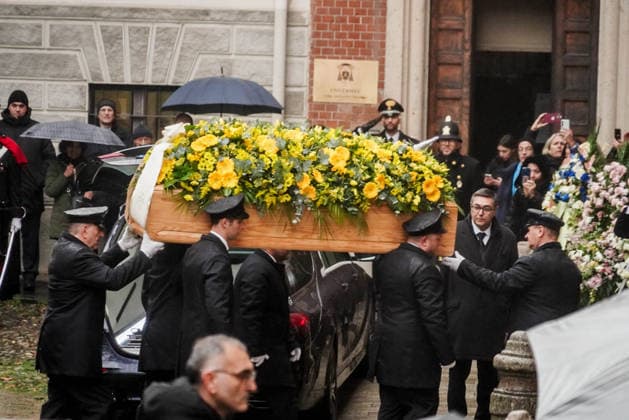 Milan, Ornella Vanoni s funeral in the church of San Marco in the Brera district. In the photo: the arrival of the coffin.  Copyright: xEmanuelexRobertoxDexCarlix xipa-agency.netx xPoolxEmanuelexDexCarlixexFrancesx IPA_Agency_IPA68333917