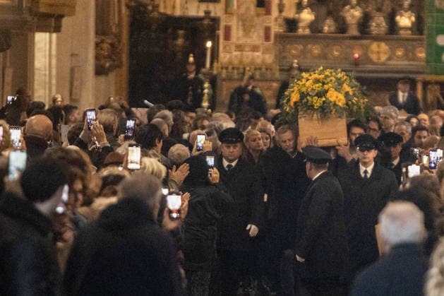 Milan, Funeral of Ornella Vanoni in the church of San Marco in the Brera district. In the photo: the coffin leaves the church.  Copyright: xFrancescoxEnriquezx xipa-agency.netx xPoolxEmanuelexDexCarlixexFrancesx IPA_Agency_IPA68336177