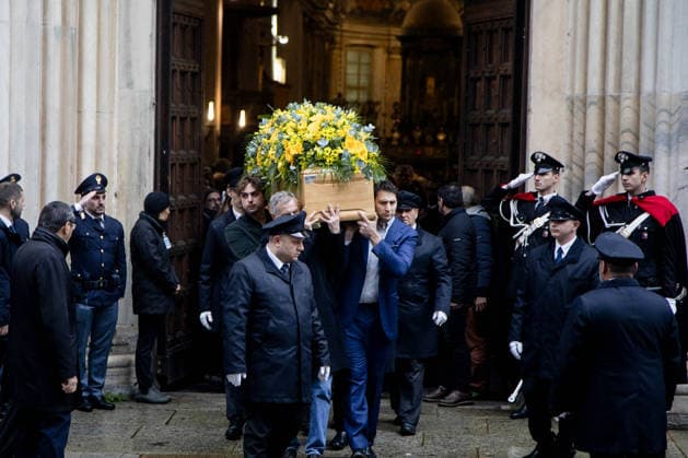 Milan, Funeral of Ornella Vanoni in the church of San Marco in the Brera district. In the photo: the coffin leaves the church.  Copyright: xFrancescoxEnriquezx xipa-agency.netx xPoolxEmanuelexDexCarlixexFrancesx IPA_Agency_IPA68336184
