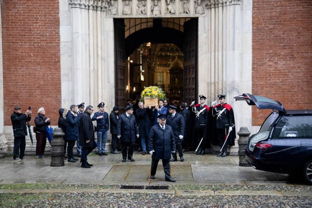 Milan, Funeral of Ornella Vanoni in the church of San Marco in the Brera district. In the photo: the coffin leaves the church.  Copyright: xFrancescoxEnriquezx xipa-agency.netx xPoolxEmanuelexDexCarlixexFrancesx IPA_Agency_IPA68336188