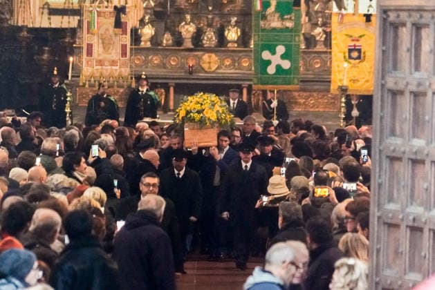 Ornella Vanoni s funeral at the church of San Marco - Milan The coffin leaves the church. Funeral of Ornella Vanoni in the church of San Marco in the Brera, Milan, Italy, on November 24, 2025. Photo by Emanuele Roberto De Carli IPA ABACAPRESS.COM Milan Italy  Copyright: xIPA ABACAx