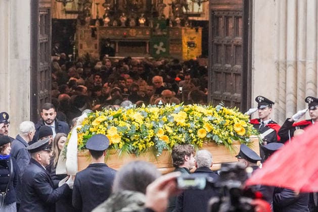Ornella Vanoni s funeral at the church of San Marco - Milan The coffin leaves the church. Funeral of Ornella Vanoni in the church of San Marco in the Brera, Milan, Italy, on November 24, 2025. Photo by Emanuele Roberto De Carli IPA ABACAPRESS.COM Milan Italy  Copyright: xIPA ABACAx